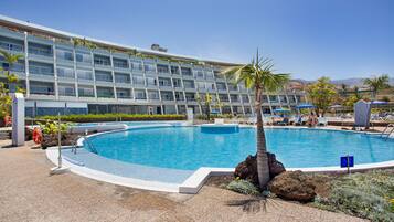 Een binnenzwembad en een verwarmd zwembad