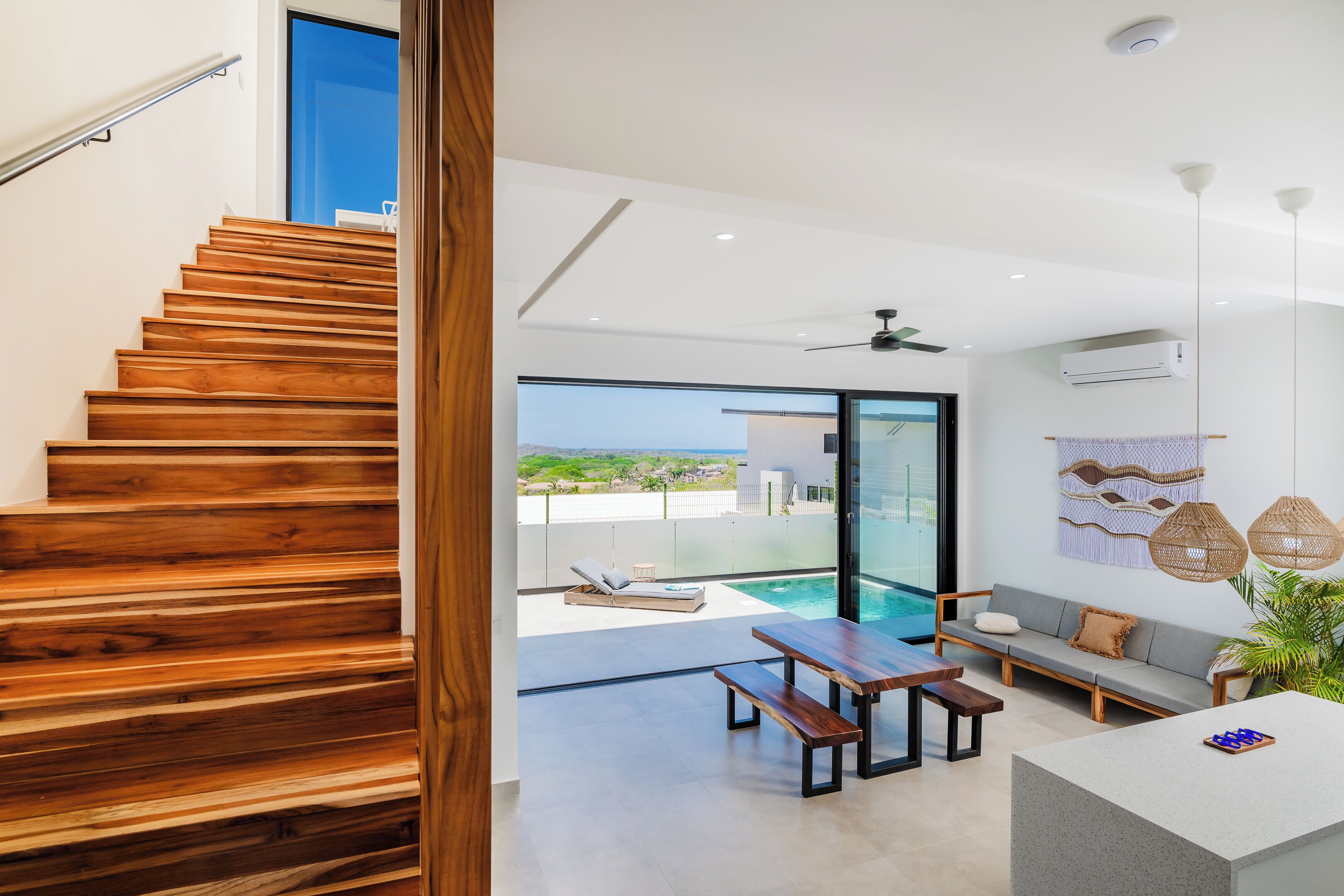 Villa exclusiva | Área de sala de estar | Televisión LED de 55 pulgadas con canales digitales y Netflix 