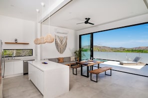 Exclusive-Villa | Wohnbereich | 55-Zoll-LED-Fernseher mit Digitalempfang, Netflix, Streaming-Dienste