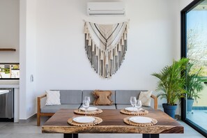 Villa exclusiva | Área de sala de estar | Televisión LED de 55 pulgadas con canales digitales y Netflix 