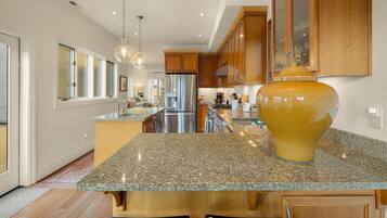 Køleskab, mikrobølgeovn, ovn, kogeplade