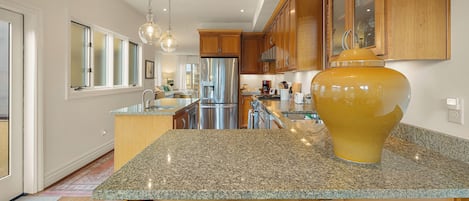 雪櫃、微波爐、焗爐、爐具