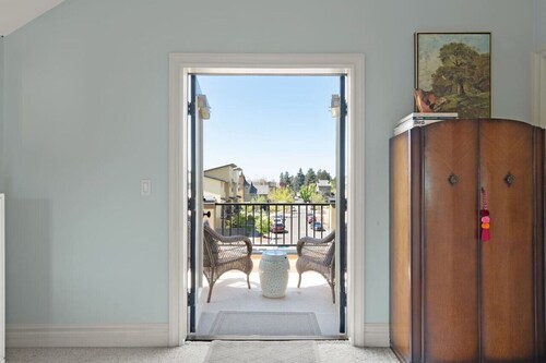 The Birdhouse: Close to Downtown/U of O