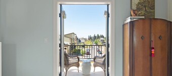 The Birdhouse: Close to Downtown/U of O