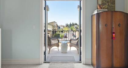 The Birdhouse: Close to Downtown/U of O