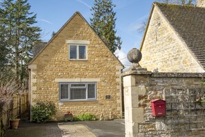 Property grounds - Homely cottage located in a fabulous village - Augusta Cottage (Bourton-on-the-Water)