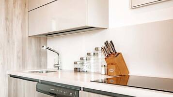 Réfrigérateur, micro-ondes, four, plaque de cuisson