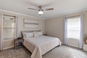 3 slaapkamers, een strijkplank/strijkijzer, wifi, beddengoed