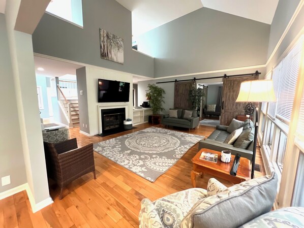 Smart-TV, Kamin, Videospiele, DVD-Player