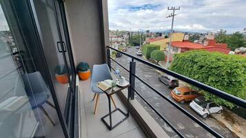 Habitación doble familiar, balcón, vista a la ciudad | Vista del balcón