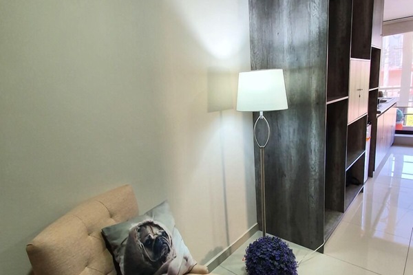 Suite estudio ejecutiva, 1 cama de matrimonio grande, balcón, vistas a la ciudad | Ropa de cama de alta calidad, caja fuerte, escritorio y cortinas opacas