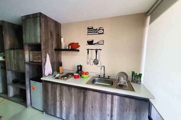 Dobbeltrom – familie, 2 dobbeltsenger, balkong, byutsikt | Eget kjøkken | Kjøleskap, mikrobølgeovn, kaffetrakter/tekoker og brødrister