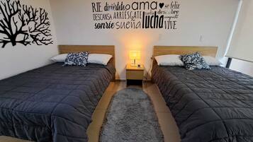 Familie-dobbeltværelse - 2 dobbeltsenge - balkon - byudsigt | Premium-sengetøj, pengeskab på værelset, individuel indretning