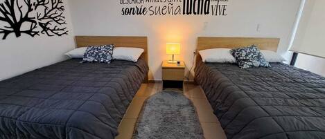 Familie tweepersoonskamer, 2 tweepersoonsbedden, balkon, uitzicht op stad | Luxe beddengoed, een kluis op de kamer, individueel gemeubileerd