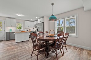 Dining - Tranquility | New Build, Sleeps 11, Fire Pit, Cornhole + Pet Friendly (Chincoteague Island)