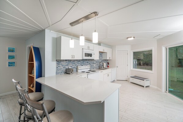 Frigorífico, microondas, horno y placa de cocina