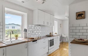 Jääkaappi, liesi, astianpesukone, kahvin-/teenkeitin