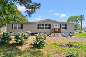 Exterior - Crabby Pines - Pet friendly modern accommodations! (Chincoteague Island)