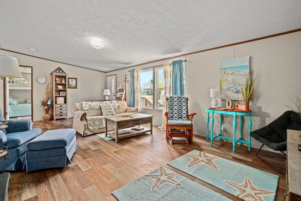 Smart TV - Crabby Pines - Pet friendly modern accommodations! (Chincoteague Island)