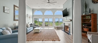 Sunset on the Rocks - Luxurious beachfront comfort!