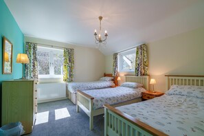4 bedrooms, iron/ironing board, WiFi, bed sheets