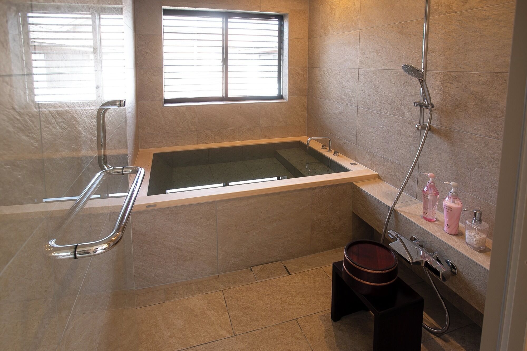 Secador de pelo y toallas