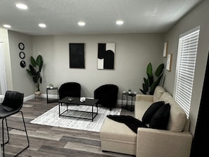 Smart TV, books, music library - Cozy Modern Townhouse- USF- Moffitt Center-Busch Gardens -Raymond James Stadium (Tampa)