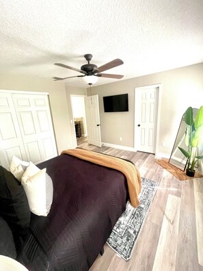 2 bedrooms, in-room safe, desk, iron/ironing board