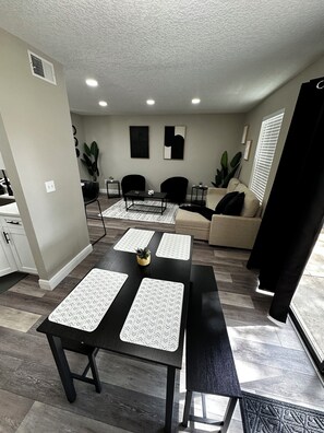 Interior - Cozy Modern Townhouse- USF- Moffitt Center-Busch Gardens -Raymond James Stadium (Tampa)