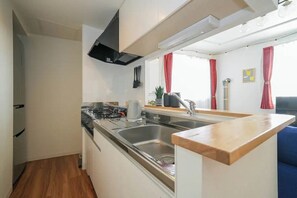 Køleskab, mikrobølgeovn, kogeplade, køkkentøj/tallerkener/redskaber