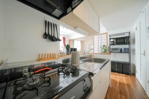 Kühlschrank, Mikrowelle, Herdplatte, Kochgeschirr/Geschirr/Besteck