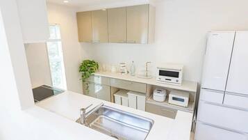 Fridge, microwave, stovetop, cookware/dishes/utensils