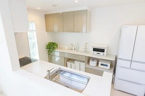 Frigorífico, microondas, placa de cocina y utensilios de cocina