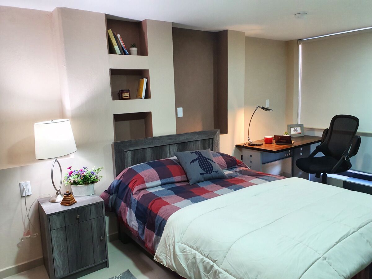 Suite estudio ejecutiva, vista a la ciudad | Ropa de cama hipoalergénica y caja de seguridad en la habitación 