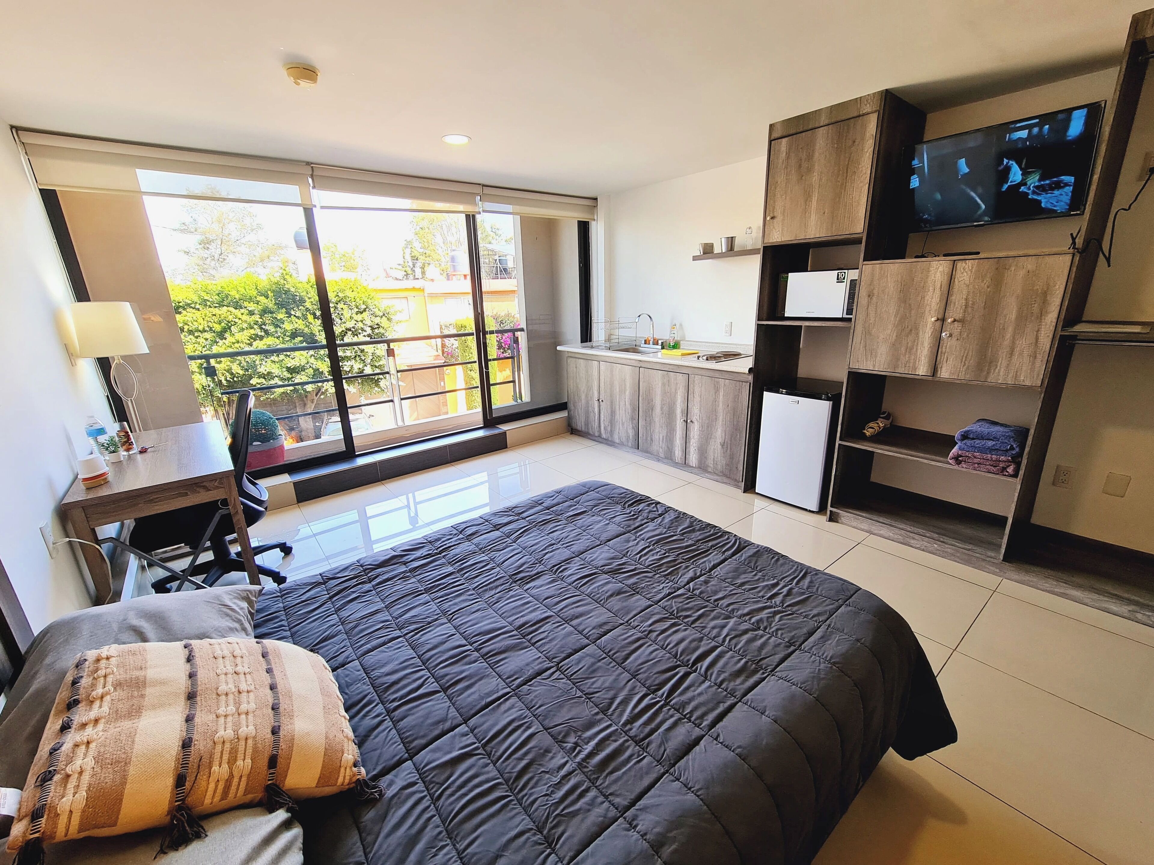 Executive-studiosviitti, kaupunkinäköala | Allergiatestatut vuodevaatteet, tallelokero huoneessa