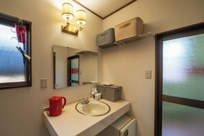 Hair dryer, towels, soap, shampoo - Room 107 / Narita Chiba (Narita)