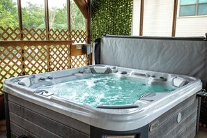 Indoor spa tub - Madeira (Both Homes) | Pet-friendly | Pool (Fredericksburg)