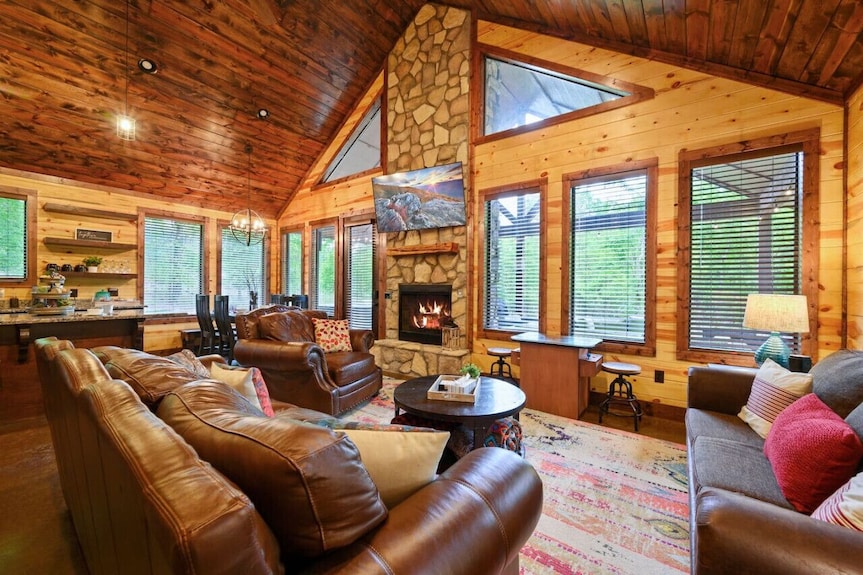 The White Buffalo Lodge · Nature's Playground | Hot Tub, Creek & Arcade Game - Oklahoma