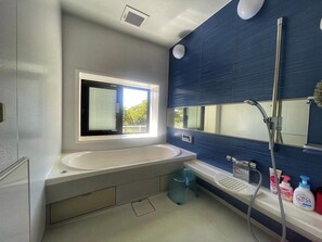 Een haardroger, handdoeken