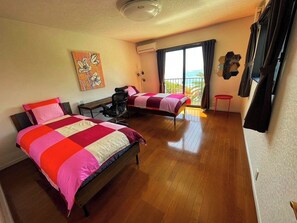 4 slaapkamers, een bureau, een strijkplank/strijkijzer, gratis wifi