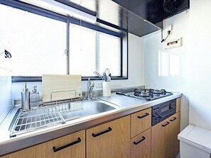 Réfrigérateur, micro-ondes, plaque de cuisson