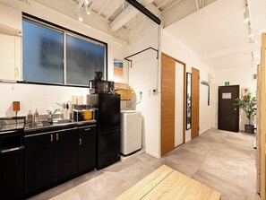 Frigorífico, microondas, placa de cocina y utensilios de cocina