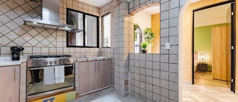 Køleskab, mikrobølgeovn, ovn, kogeplade