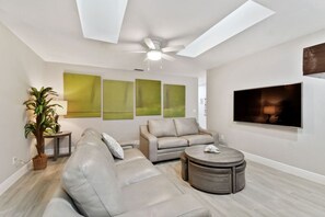 Smart-TV, peis og bøker