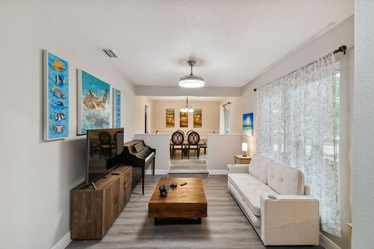 Smart-TV, Kamin, Bücher