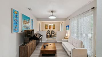 Smart-TV, Kamin, Bücher