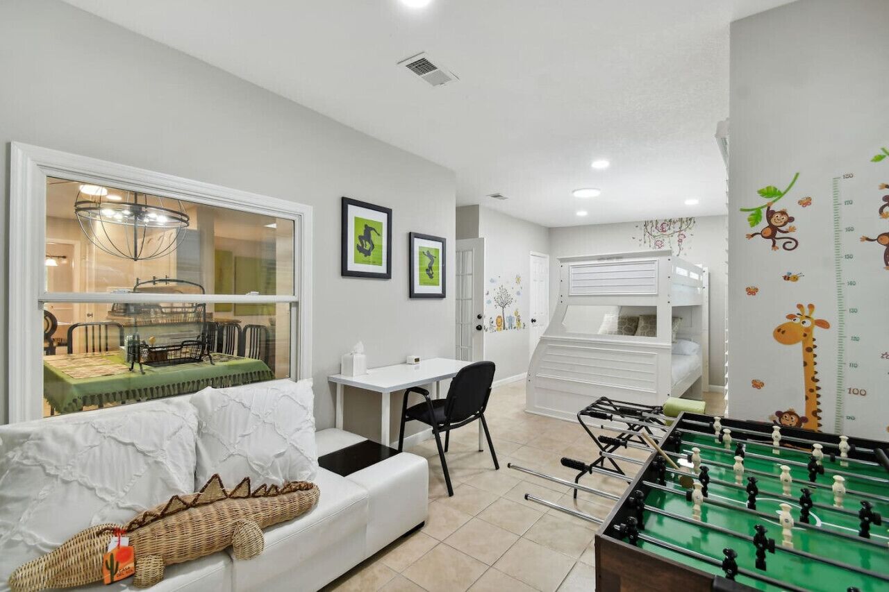 5 Schlafzimmer, Schreibtisch, Bügeleisen/Bügelbrett, Reisekinderbett