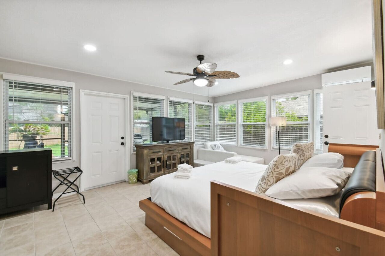 5 bedrooms, desk, iron/ironing board, travel crib