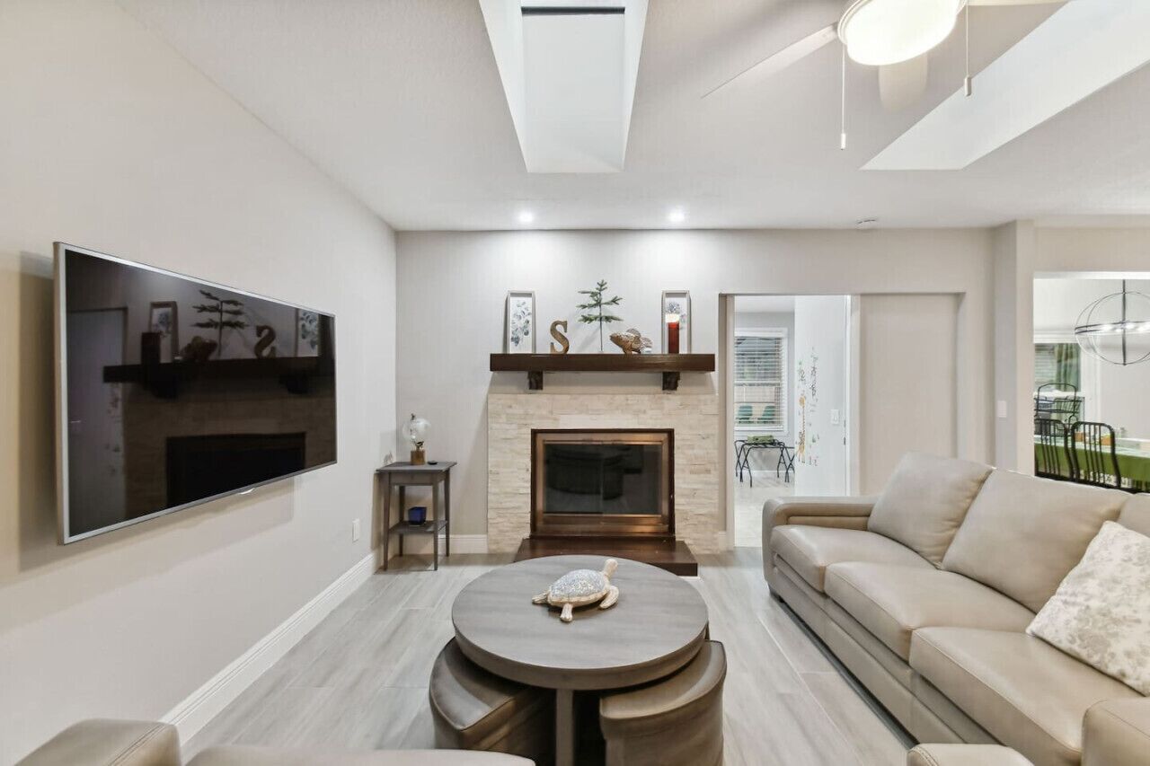 Smart TV, chimenea y libros 