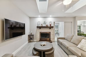 Smart-TV, Kamin, Bücher